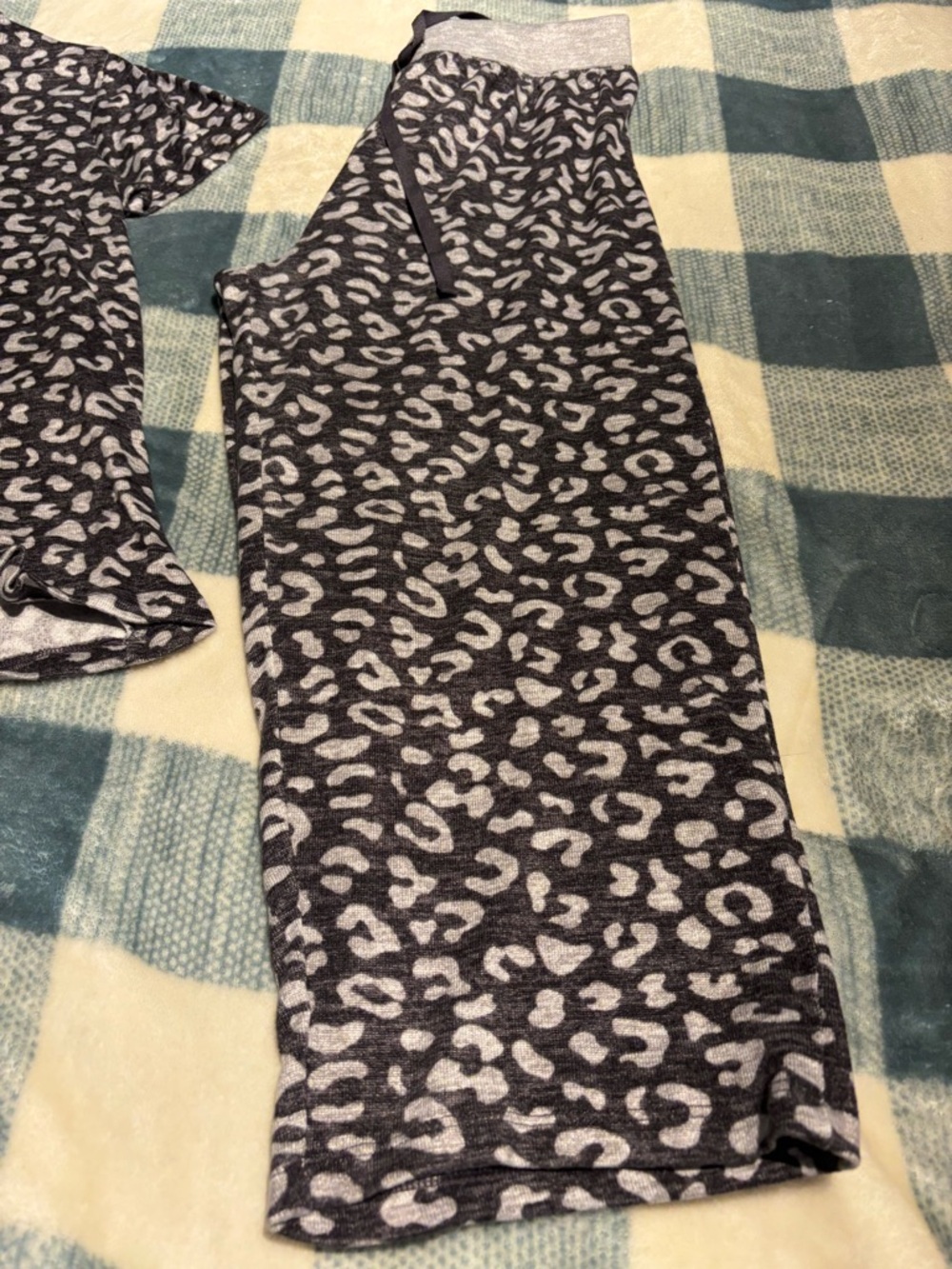 Super soft capri PJ set! Never worn - Picture 4 of 5